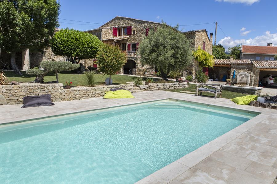 Jardin, piscine et pierres sèches