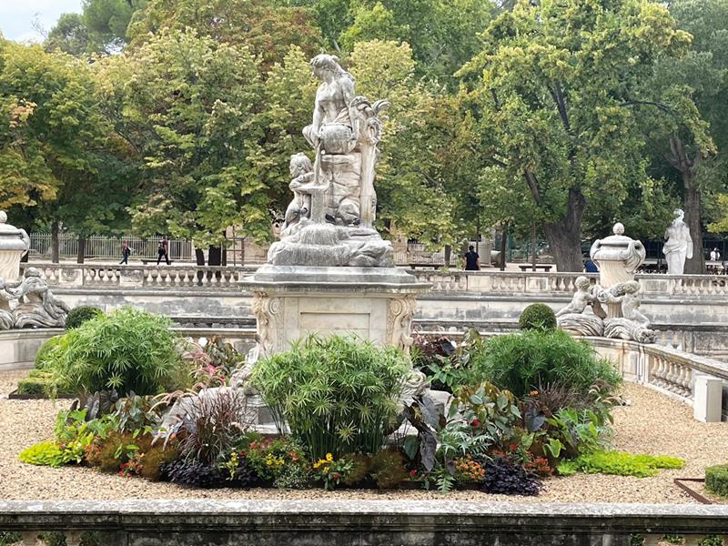 Nîmes : Belle nymphe, à toi ces jolies fleurs !