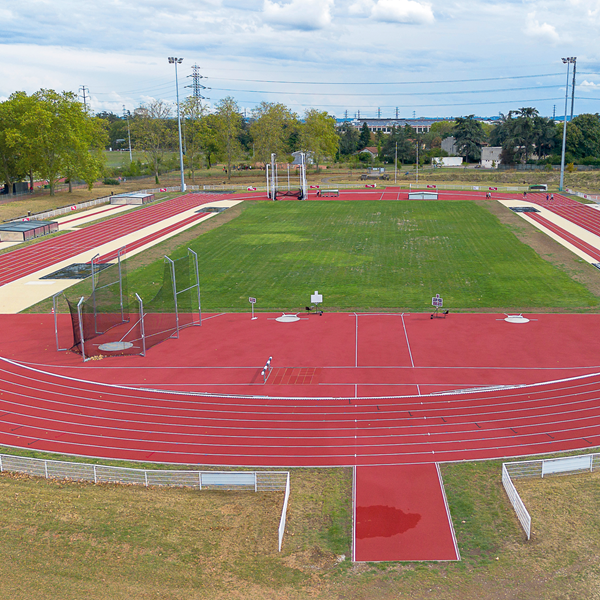 Stade entièrement rénové  avec une piste connectée