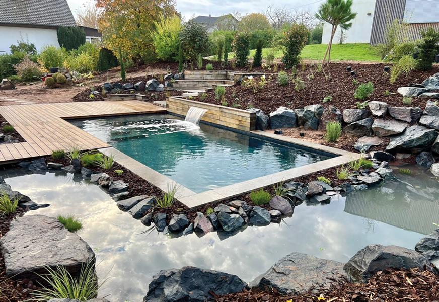 Concilier piscine, bassin et jardin